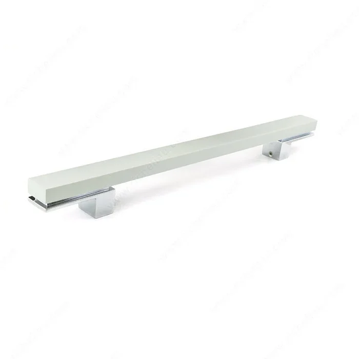 Modern Metal Pull – 6112 6131 by Richelieu | Stylish Cabinet Hardware